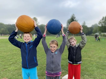 Drei Kinder mit Medizinbällen