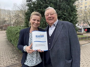 Schulleiterin Dr. Katja Kirchner und Dr. Sigurd Scholze mit dem Kneipp-Zertifikat 