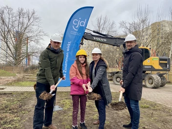 Beim Spatenstich waren aktiv dabei (v.l.n.r.): Baudezernent Matthias Bärwolff, Schülerin Lilly, Schulleiterin Dr. Katja Kirchner, Samuel Breisacher vom CJD-Vorstand.