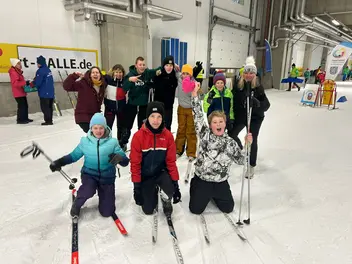 Gruppenfoto von den Schülerinnen und Schüler in der Skihalle
