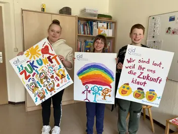 Schülerinnen und Schüler aus der CJD Christophorusschule mit selbst gestalteten Plakaten für die geplante Demonstration.