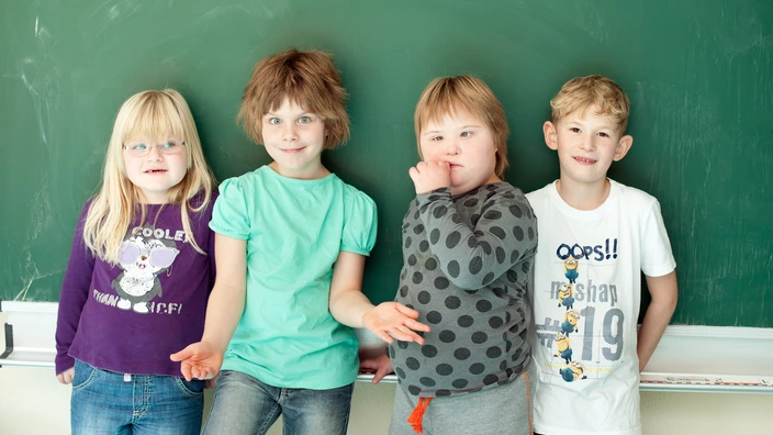4 Schüler vor der Tafel