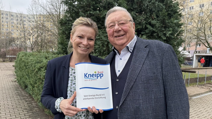 Schulleiterin Dr. Katja Kirchner und Dr. Sigurd Scholze mit dem Kneipp-Zertifikat 