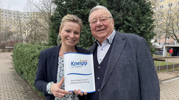 Schulleiterin Dr. Katja Kirchner und Dr. Sigurd Scholze mit dem Kneipp-Zertifikat