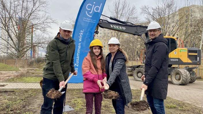 Beim Spatenstich waren aktiv dabei (v.l.n.r.): Baudezernent Matthias Bärwolff, Schülerin Lilly, Schulleiterin Dr. Katja Kirchner, Samuel Breisacher vom CJD-Vorstand.