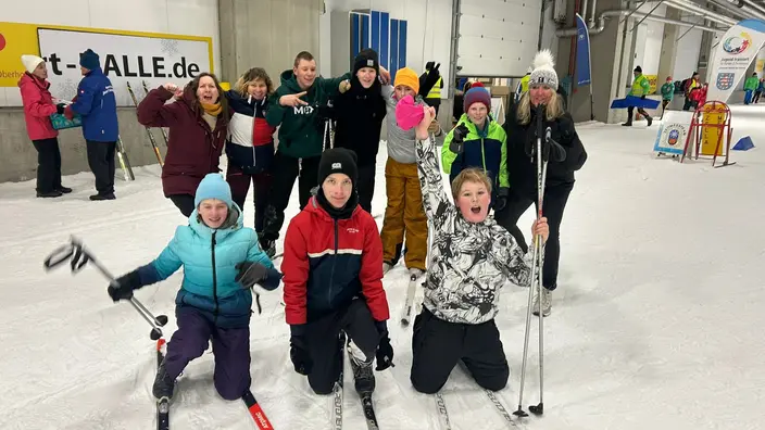 Gruppenfoto von den Schülerinnen und Schüler in der Skihalle