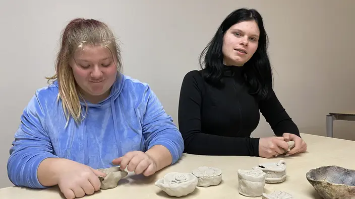 Zwei Schülerinnen beim Formen von Tonschalen