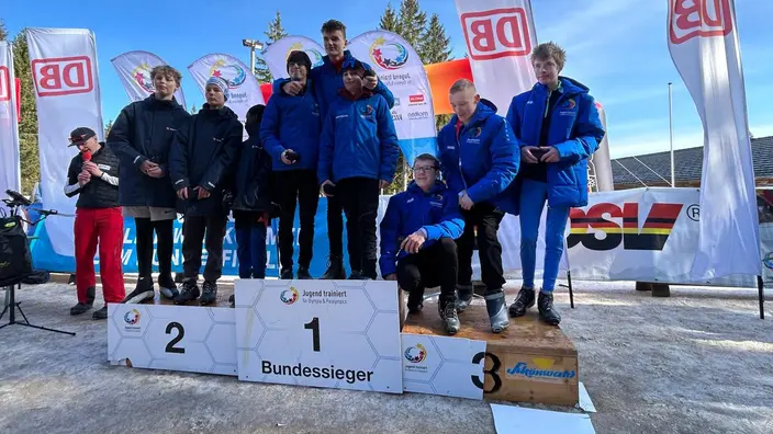 Teilnehmende von Jugend trainiert für Olympia und Paralympics auf dem Siegerpodest. Drei Schüler der CJD Christophorusschule Erfurt stehen auf dem 3. Platz.