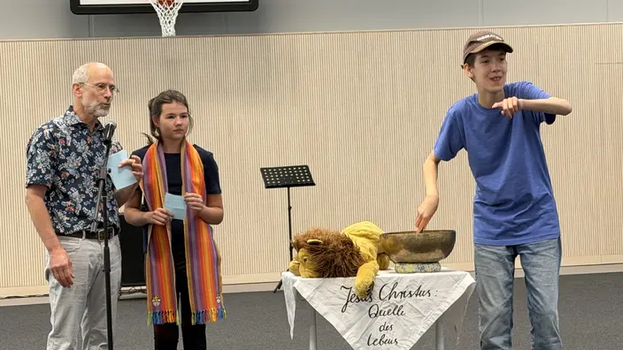Zwei Schüler und ein Pädagoge bei der Segnung der neuen Turnhalle